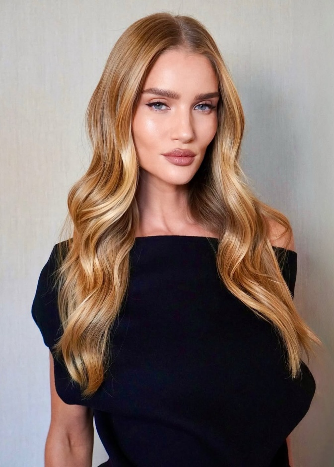 ألوان أحمر الشفاه الجريئة في إطلالات النجمات