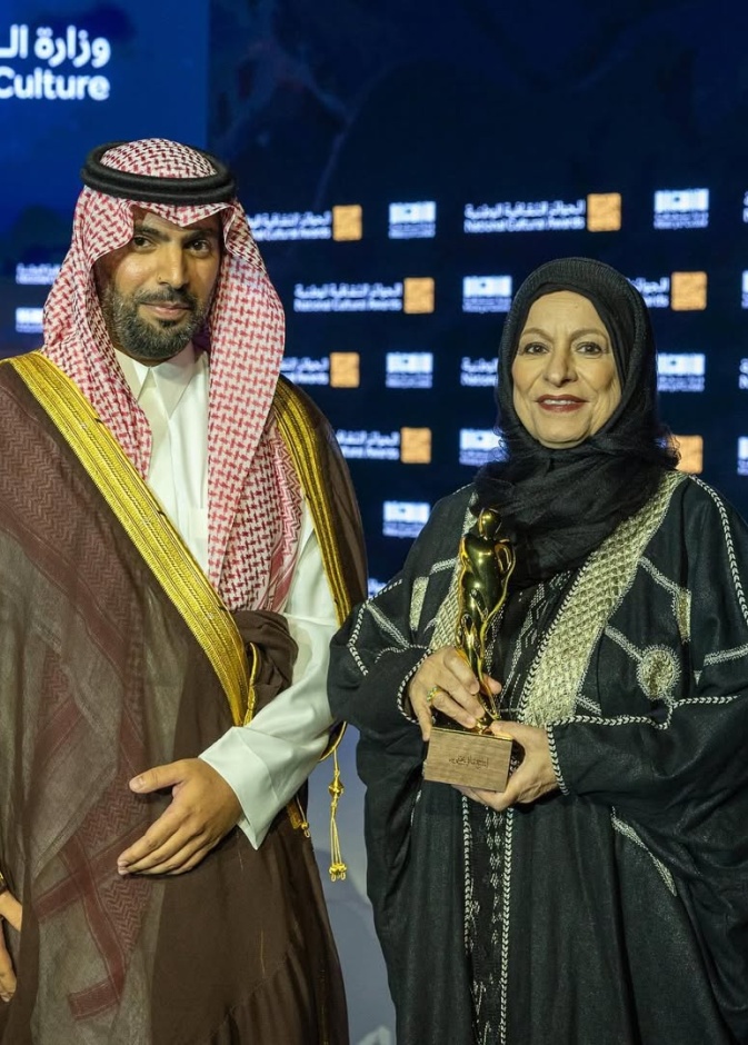 الدكتورة ليلى البسام الحاصلة على جائزة الأزياء في الدورة الرابعة 