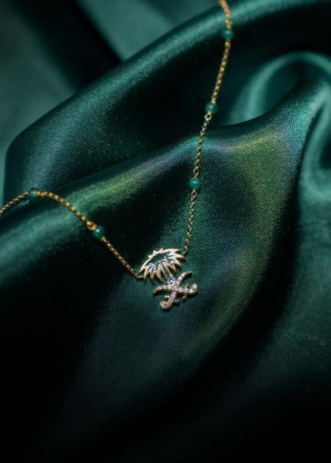 السلسال المتميز بشعار المملكة من مجوهرات لودا