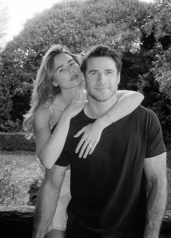 الصورة التي نشرتها غابرييلا بروكس مع ليام هيمسورث معلنة الخطوبة