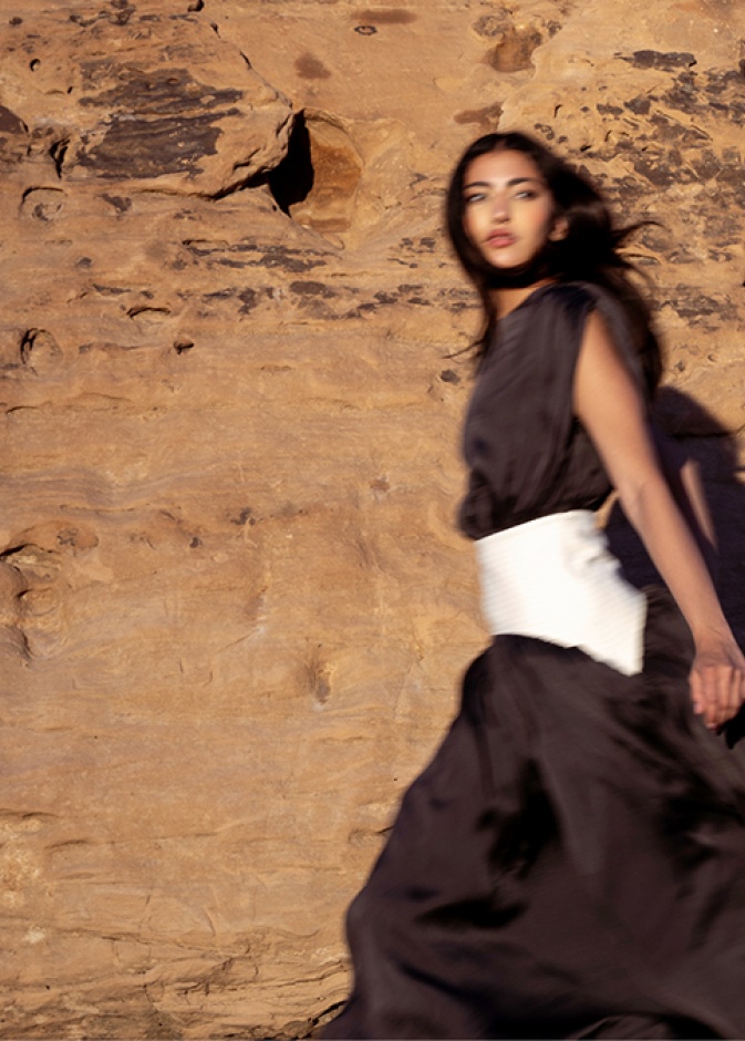 من تصميم علامة أباديا في جلسة تصوير خاصة بـ هي