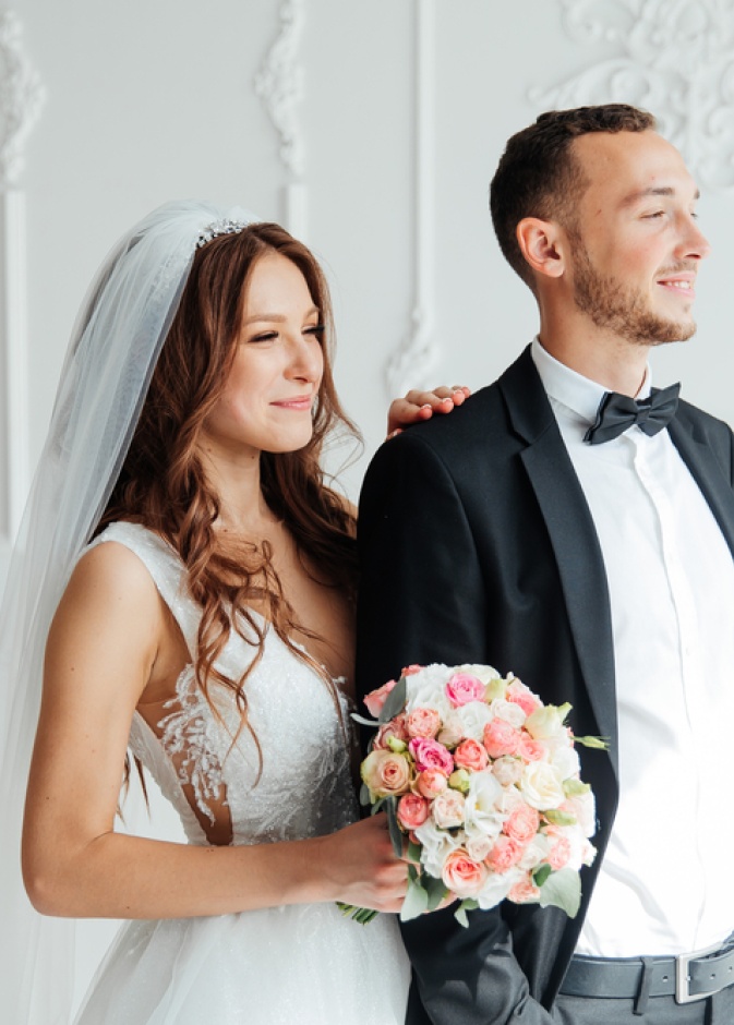 العروس الهادئة والسعيدة.