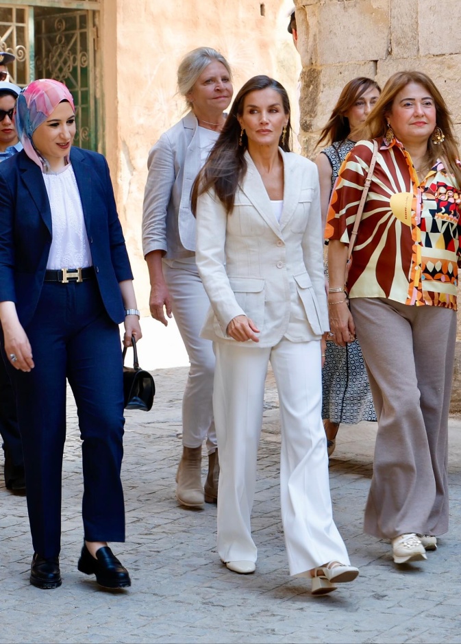 الملكة ليتيزيا بجاكيت من توقيع المصممة المصرية دينا شاكر