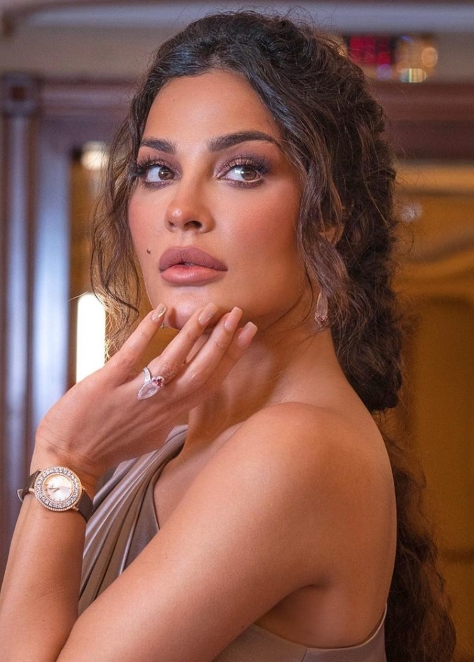 النجمة اللبنانية نادين نجيم بإطلالة جمالية 