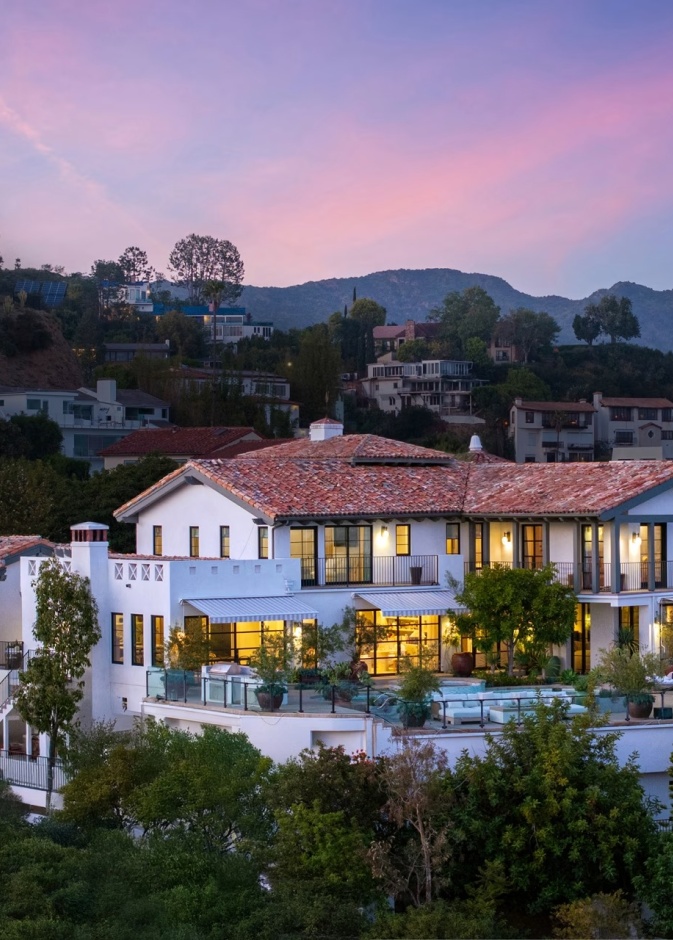 براد بيت يبيع منزله في حي لوس فيليز