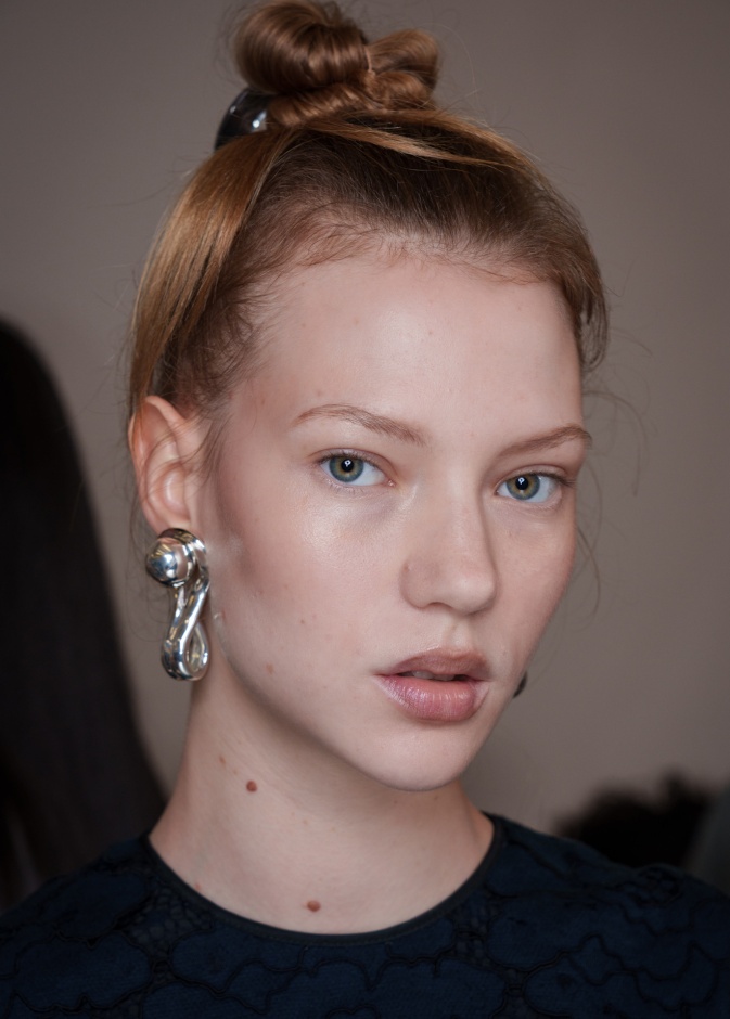 باريس تطلق شرارة الموضة: صيحات جمال مشرقة ومتجددة لربيع وصيف 2026