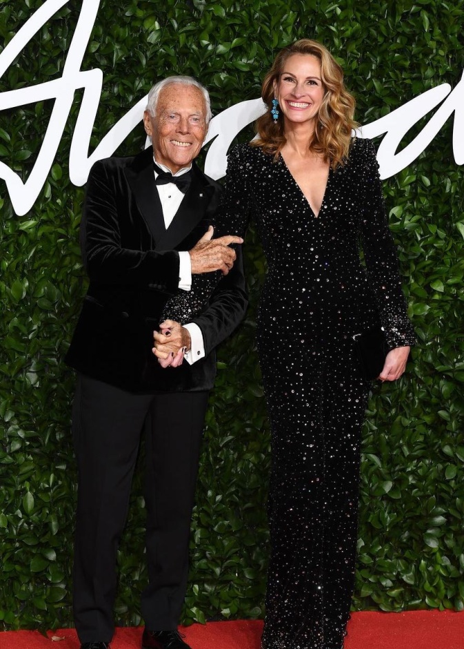 جوليا روبرتس بجمبسوت من المخمل الأسود