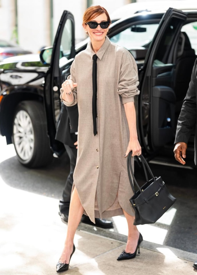 جوليا روبرتس بلمسة رابطة العنق