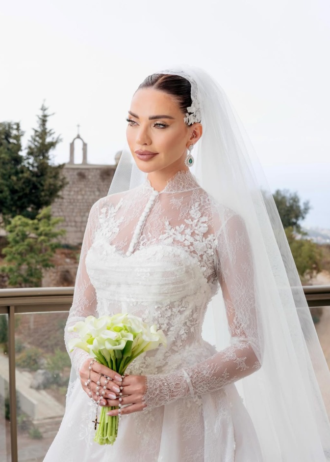 داليدا خليل تتألق بفستان زفاف ملكي