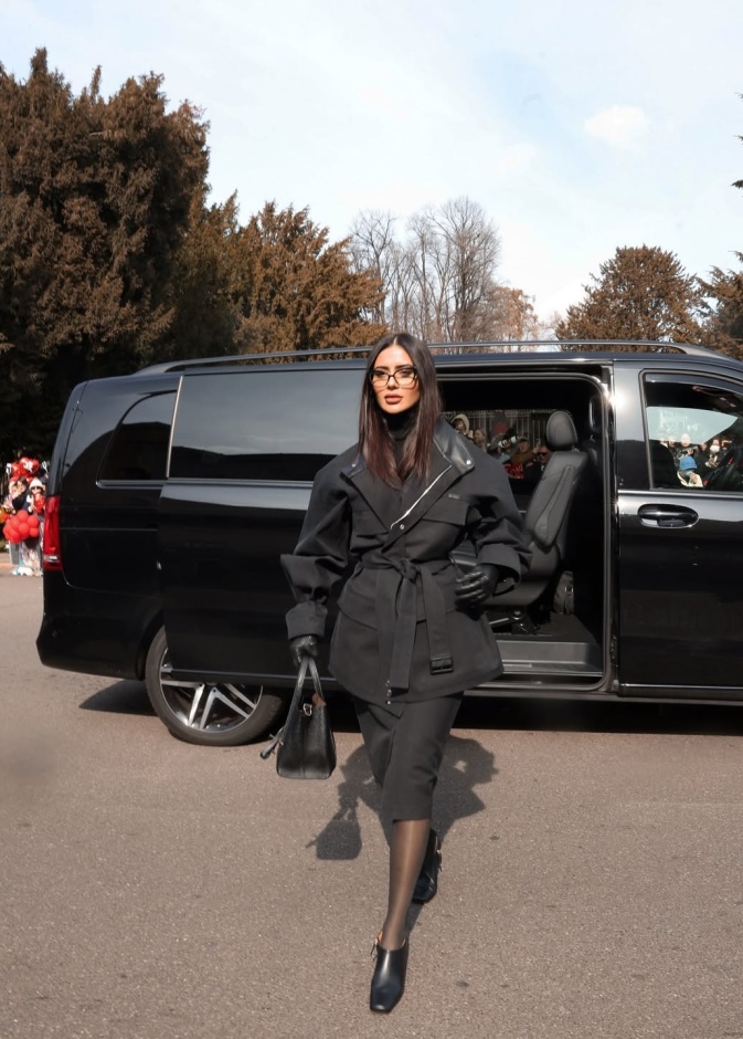 ديما الأسدي بطابع كلاسيكي بصيحة المونوكروم