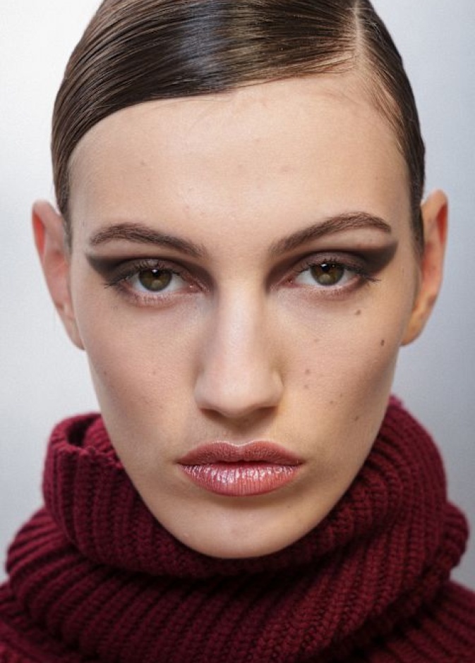 عارضة دار  Elie Saab