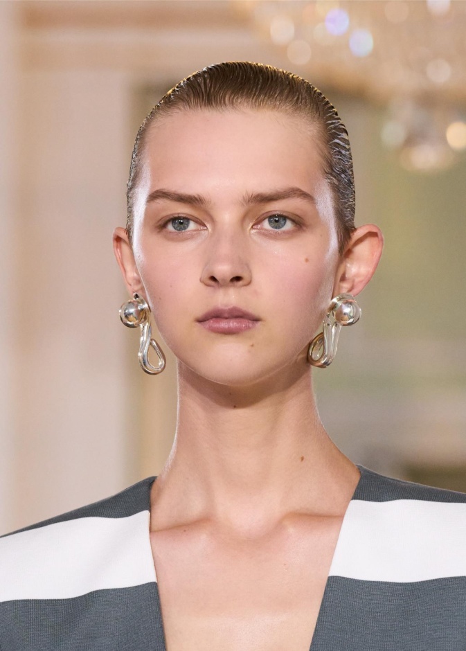 خبيرة العناية بالبشرة هنا عادل تقدم لـهي خطوات أساسية للتغلب على البشرة الباهتة في الخريف