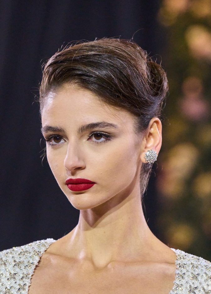 صيحات جمالية عصرية في عروض لندن للموضة