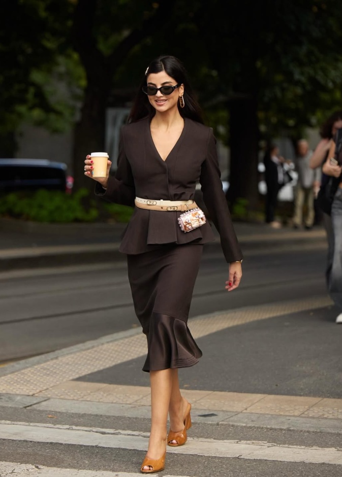 علا فرحات ترتدي بدلة تنورة باللون البني الداكن