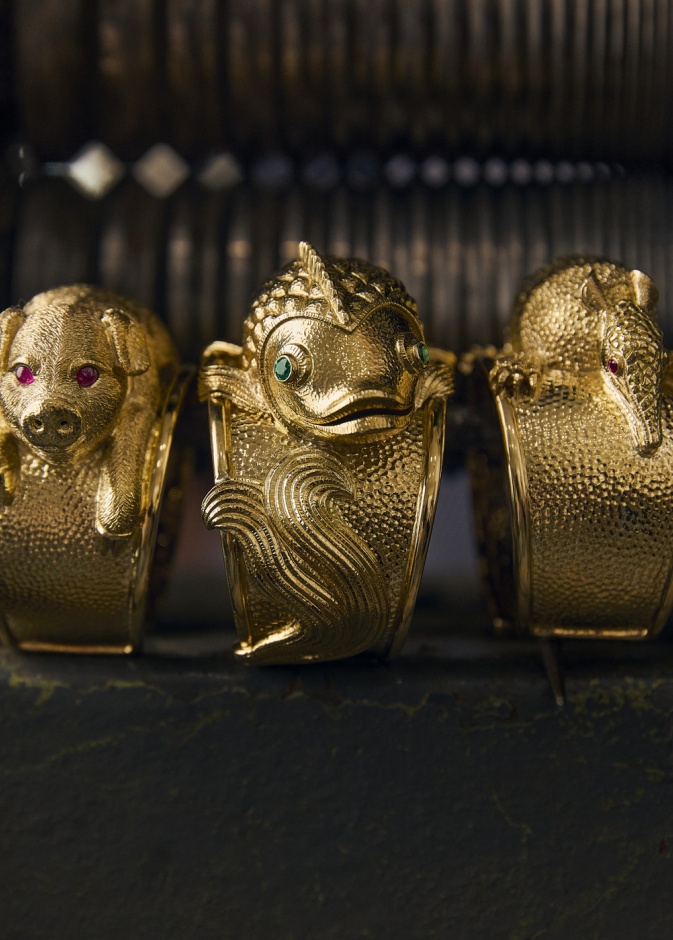 علامة دايفيد ويب David Webb تُعيد إحياء أطواق المعصم روبوسيه Repoussé 