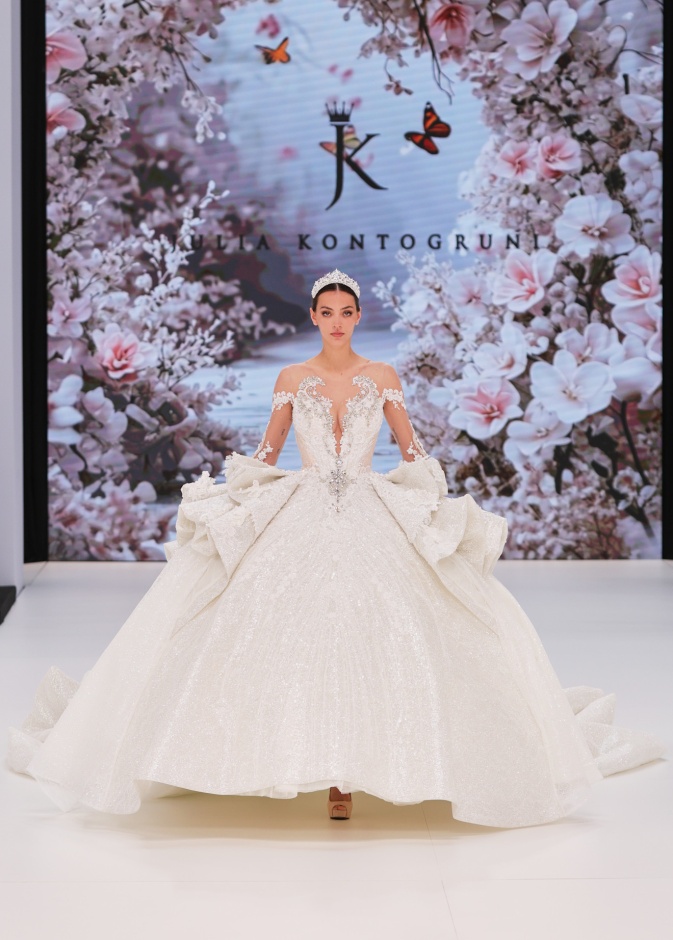 فستان زفاف بطابع إمبراطوري من Kontogruni