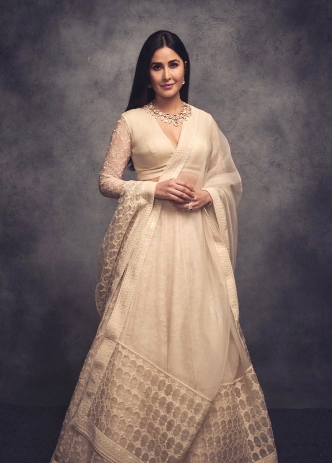 كاترينا كيف بزي باللون العاجي 