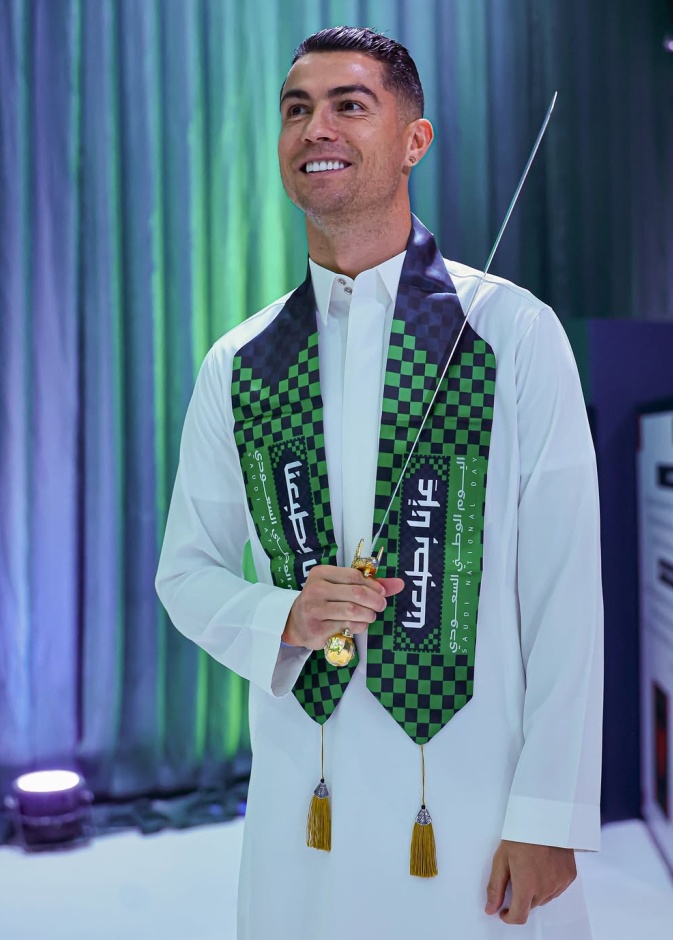 رونالدوي بالزي السعودي