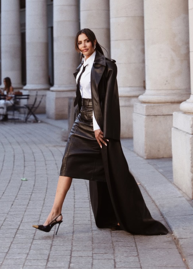 ندى باعشن بتنورة بطول ميدي مصممة من الجلد الأسود