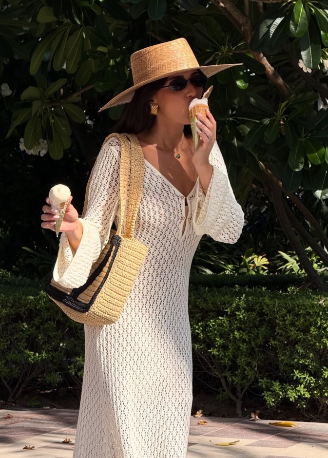 ياسمين زهران ترتدي فستانا محبوكا بالكروشيه