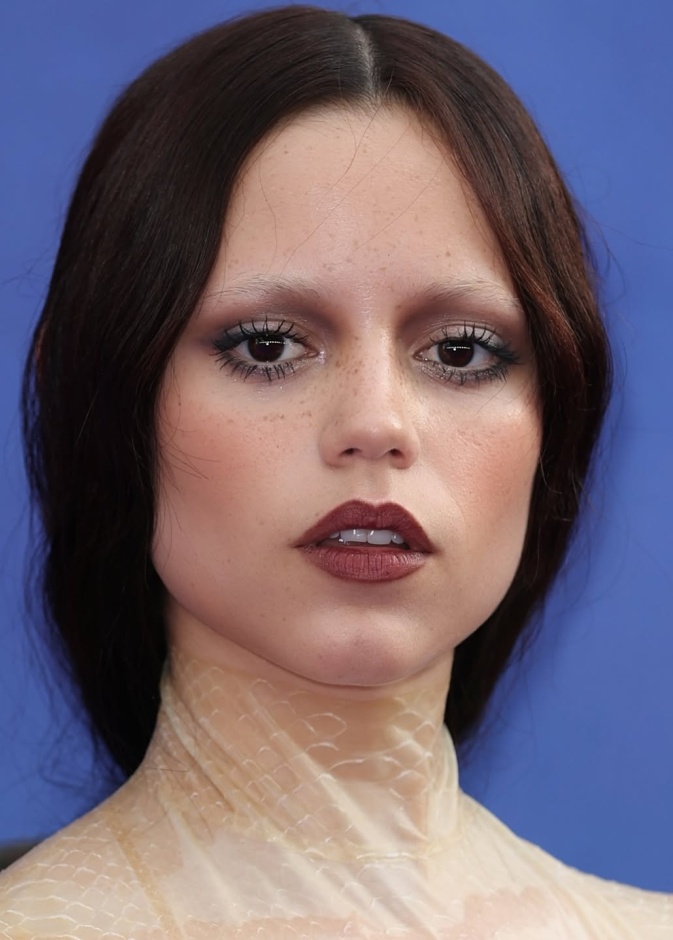 اطلالة Jenna Ortega بأحمر الشفاه البرغندي- الصورة من حساب خبيرة المكياج Melanie Inglessis على انستغرام