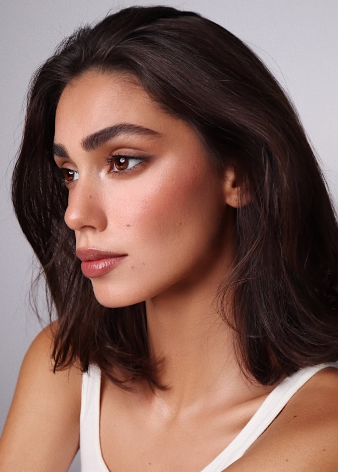 العارضة Flor Arriola - صورة من انستغرام Hung Vanngo