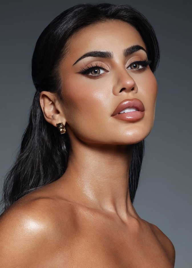 المؤثرة يومي صورة من انستغرام makeup_bymerash