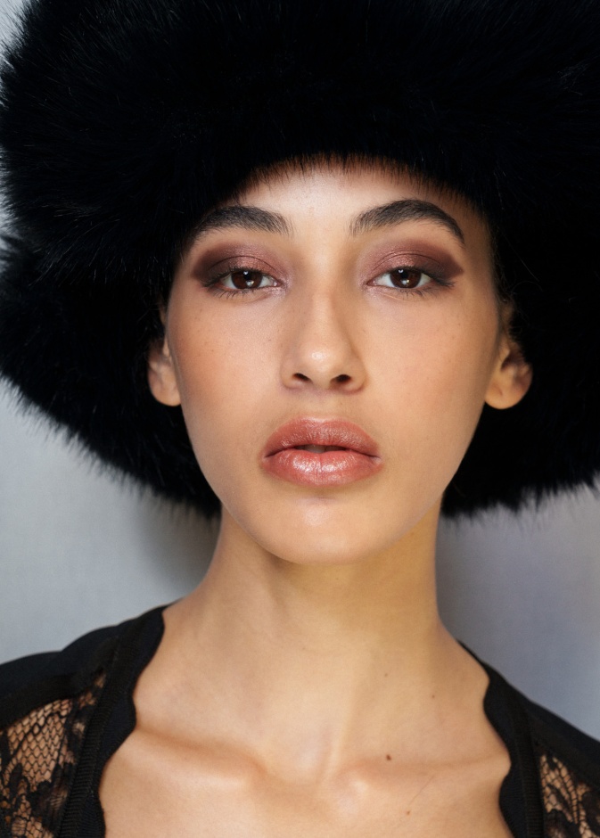 رسمات المكياج البرونزي البراق والمتموج في عرض Elie Saab