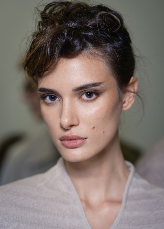 رسمات المكياج البني مع الايلاينر المجنح من دار Giorgio Armani