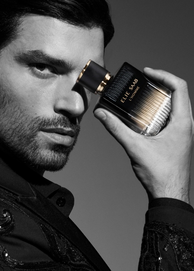  زجاجة العطر هي عمل مليء بالتباين ومزيج معماري من الخطوط الجرافيكية ذات الزوايا المستديرة التي تعكس الضوء