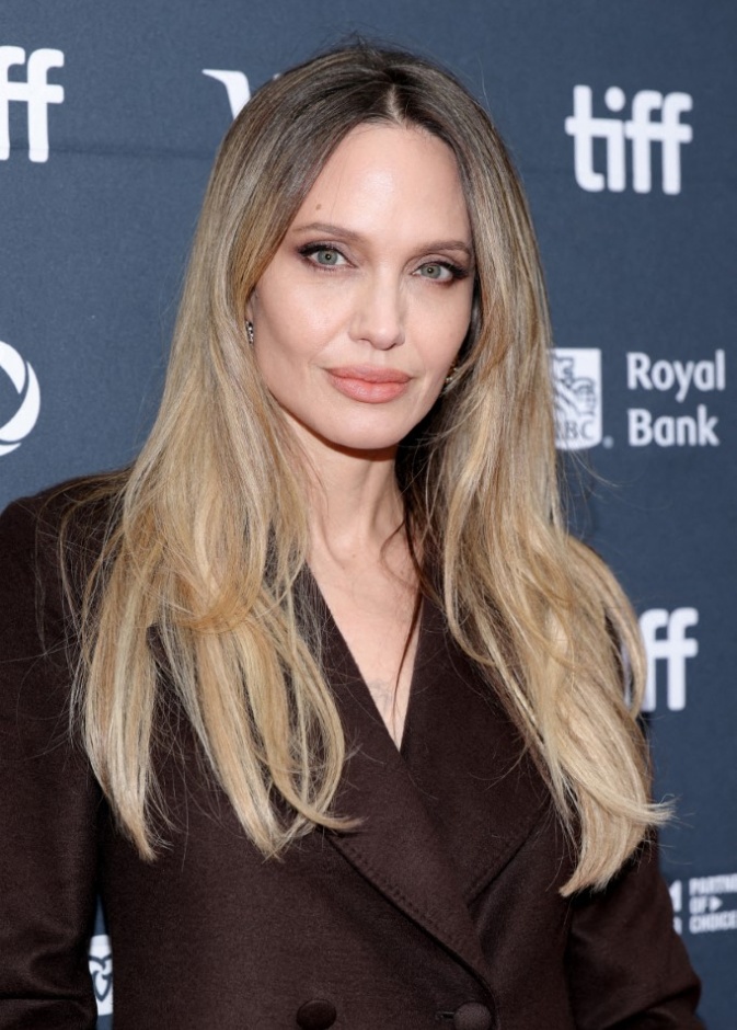 صبغات الشعر الأشقر المتموج مع البني بأسلوب Angelina Jolie