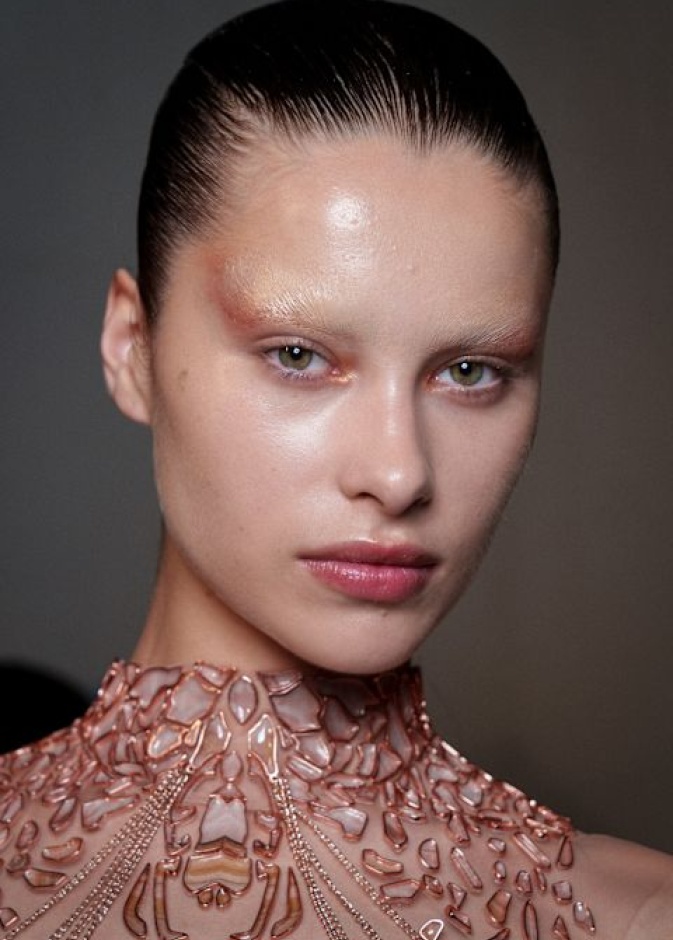 عارضة دار Van Herpen  من عروض خريف شتاء 2025