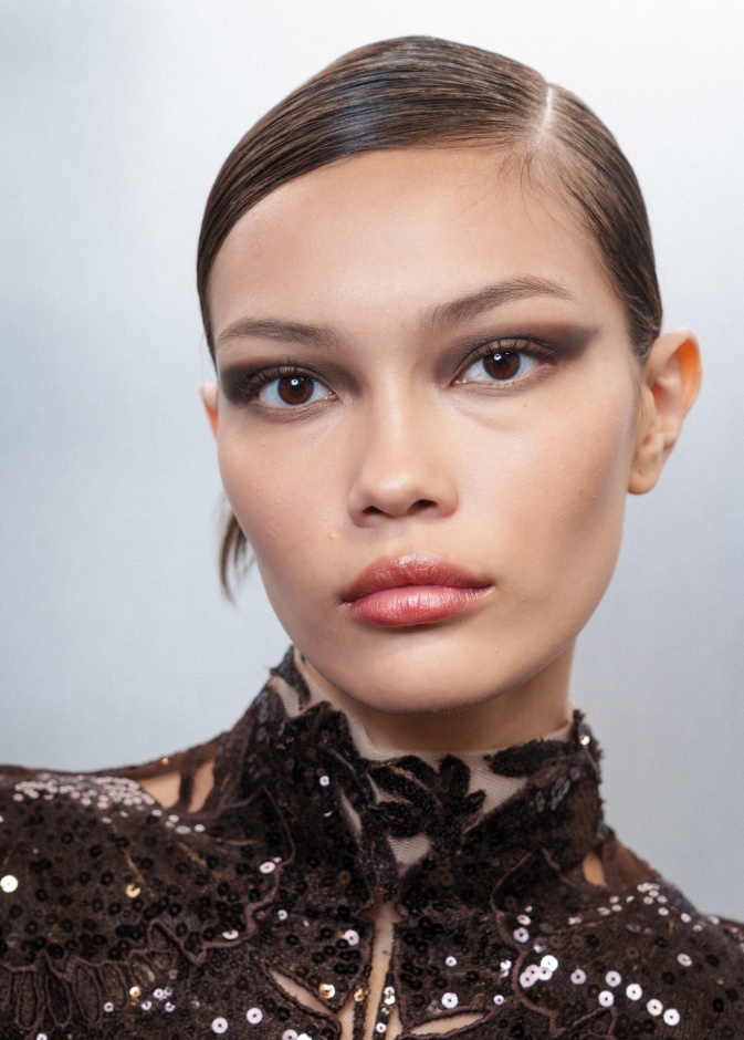  مكياج عيون برونزي براق في عرض Elie Saab