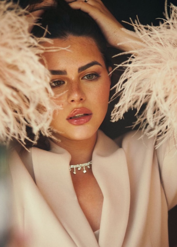  هنادي مهنى في إطلالة جمالية