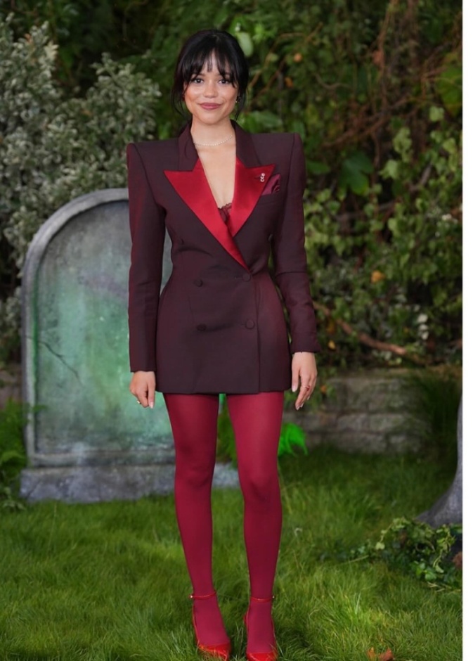 أبرز تفاصيل حفل جوائز إيمي المنتظر.. جينا أورتيجا وكاترين زيتا جونز على رأس مقدميه