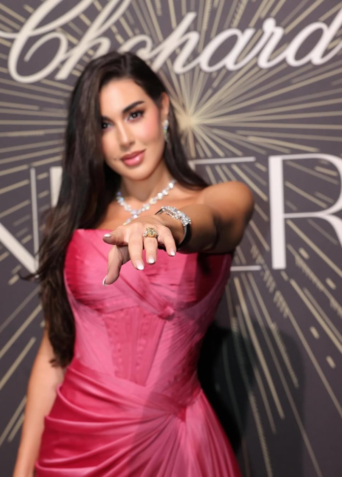 ياسمين صبري بأظافر أنيقة