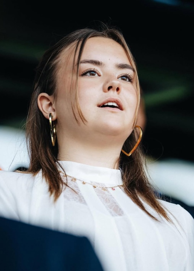 الأميرة أريان تسبح في قنوات أمستردام دعمًا لمرضى الأعصاب والعضلات