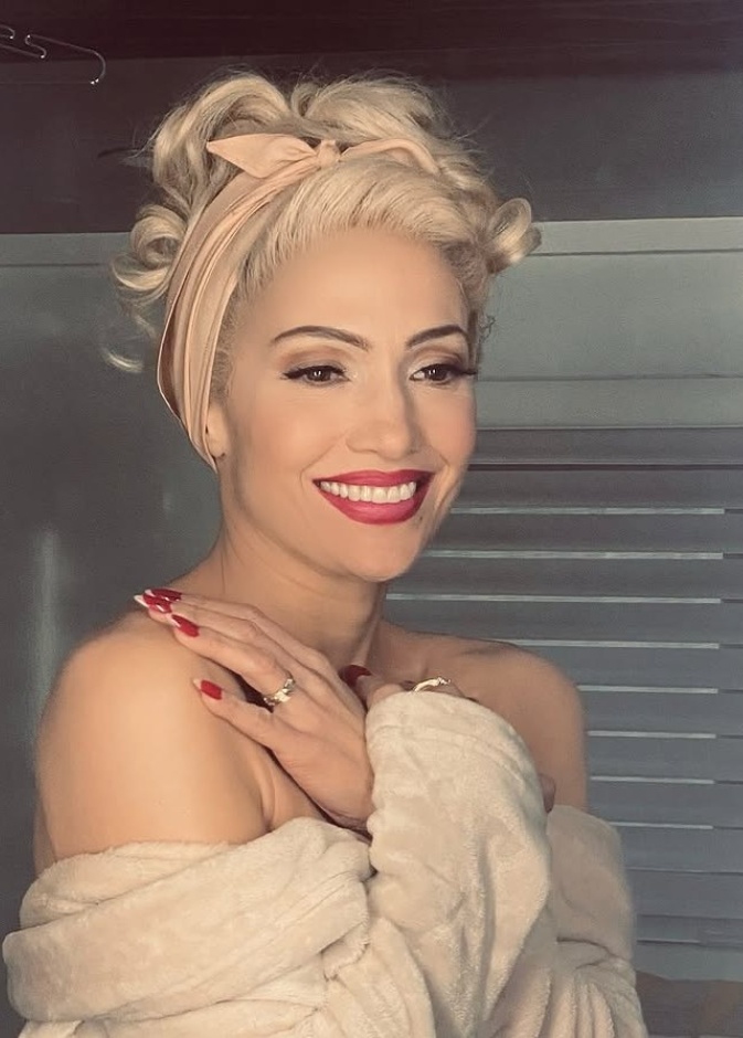 إطلالة جينيفر لوبيز بالشعر الأشقر والمكياج الكلاسيكي في فيلم Kiss of the Spider Woman