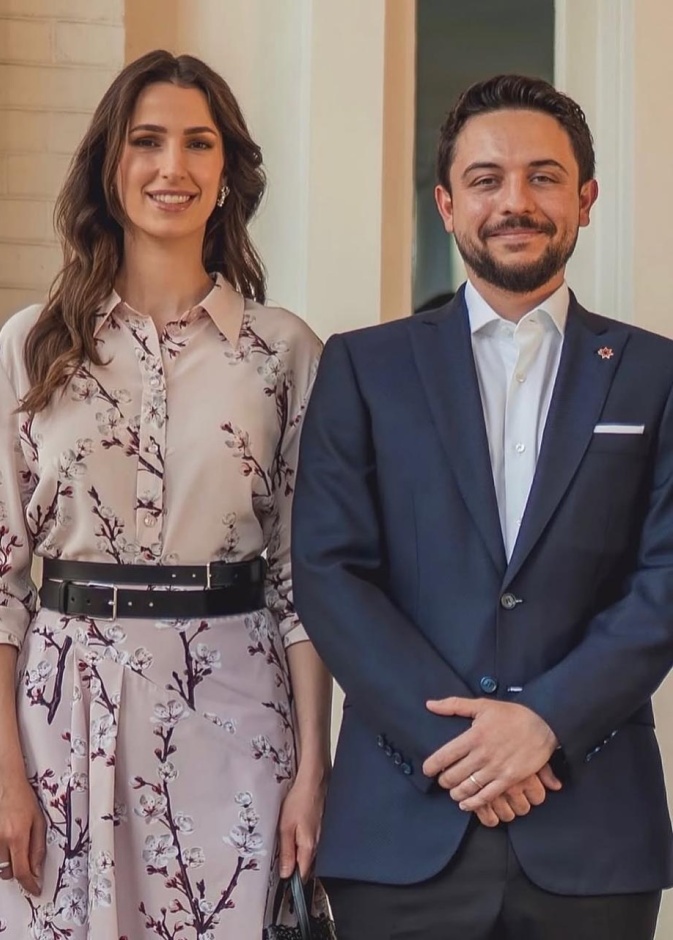 نقشات الأزهار تزيّن إطلالات الأميرة رجوة الحسين بلمسة رومانسية في مختلف المناسبات