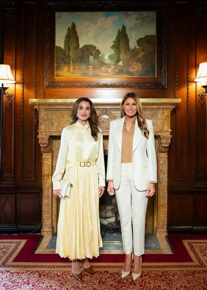 الأناقة الكلاسيكية تجمع الملكة رانيا وميلانيا ترامب في نيويورك، حيث برز أسلوبهما الراقي والبسيط في إطلالات لا تُنسى