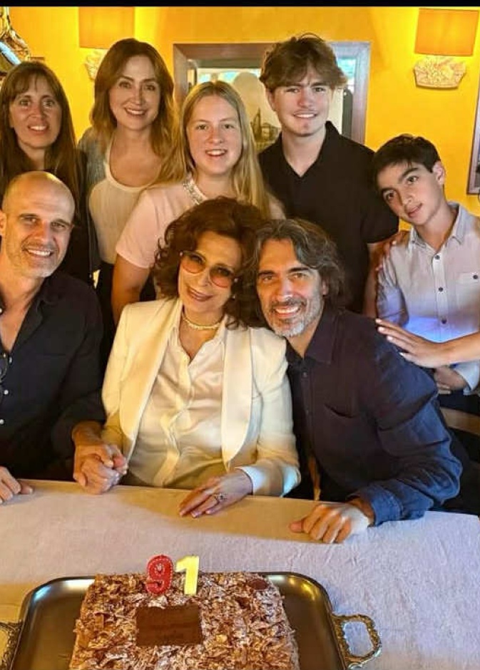 بالفيديو.. أحدث ظهور لصوفيا لورين خلال احتفالها بعيد ميلادها الـ91 وسط الأبناء والأحفاد