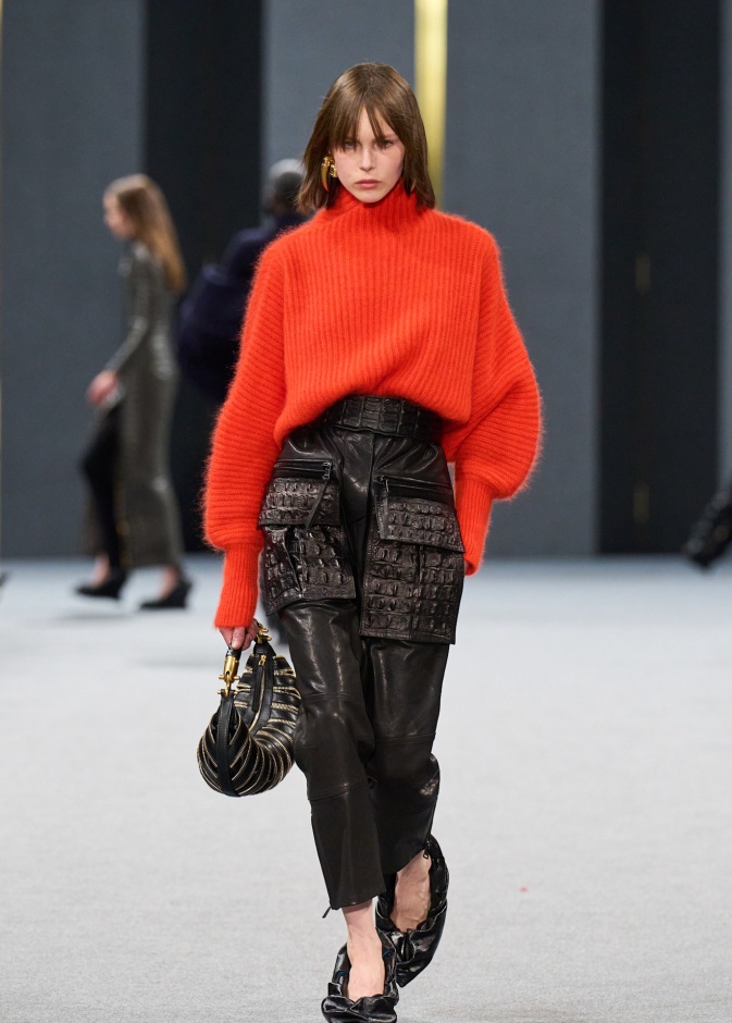 تنسيق اللون المرجاني مع الأسود من Balmain