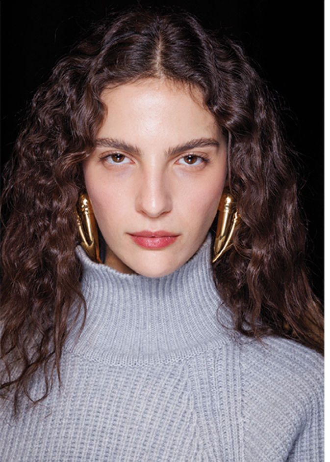 صيحات شعر خريف وشتاء 2025: من الخصلات المالسة إلى التموجات المترفة