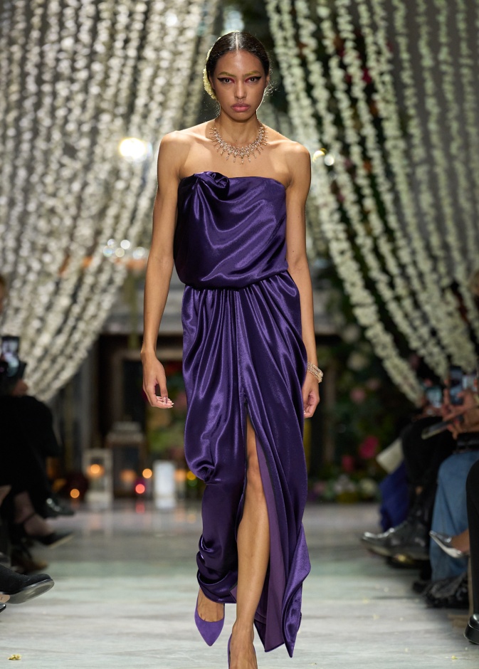 موضة الفساتين البنفسجية الداكنة في الخريف