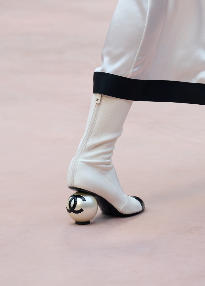 كعب على شكل طابة من Chanel