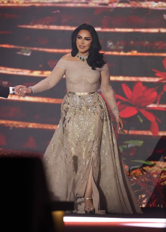 الفنانة أحلام تتزيّن بقلادة من "لودا" للمصممة السعودية د. خلود عرب في اليوم الوطني السعودي 95