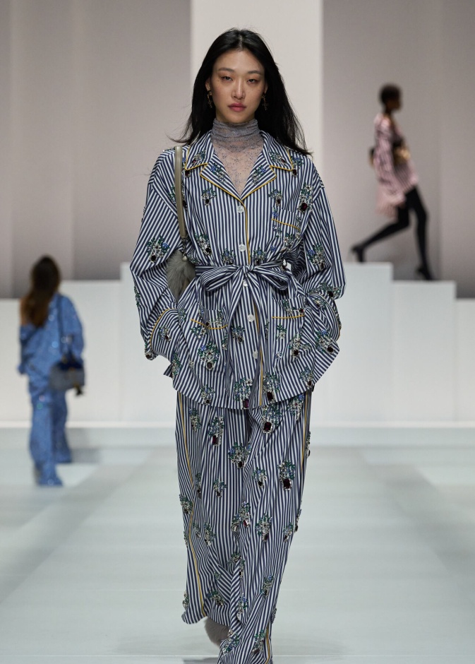 مجموعة غير تقليدية قدّمتها دار Dolce & Gabbana لربيع وصيف 2026 في ميلانو