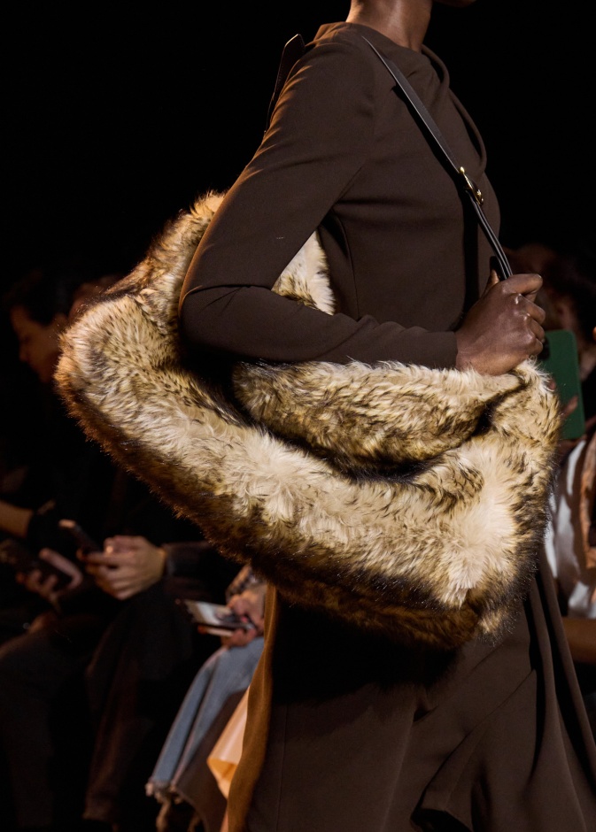 حقيبة كبيرة من الفرو تصميم Elie Saab 