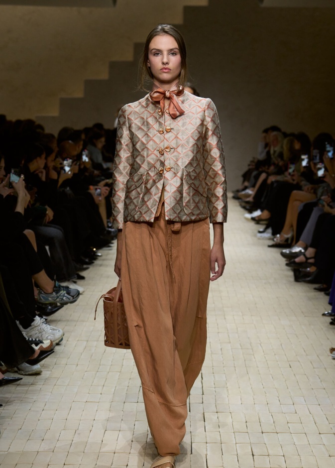 عرض أزياء مجموعة Emporio Armani لربيع وصيف 2026