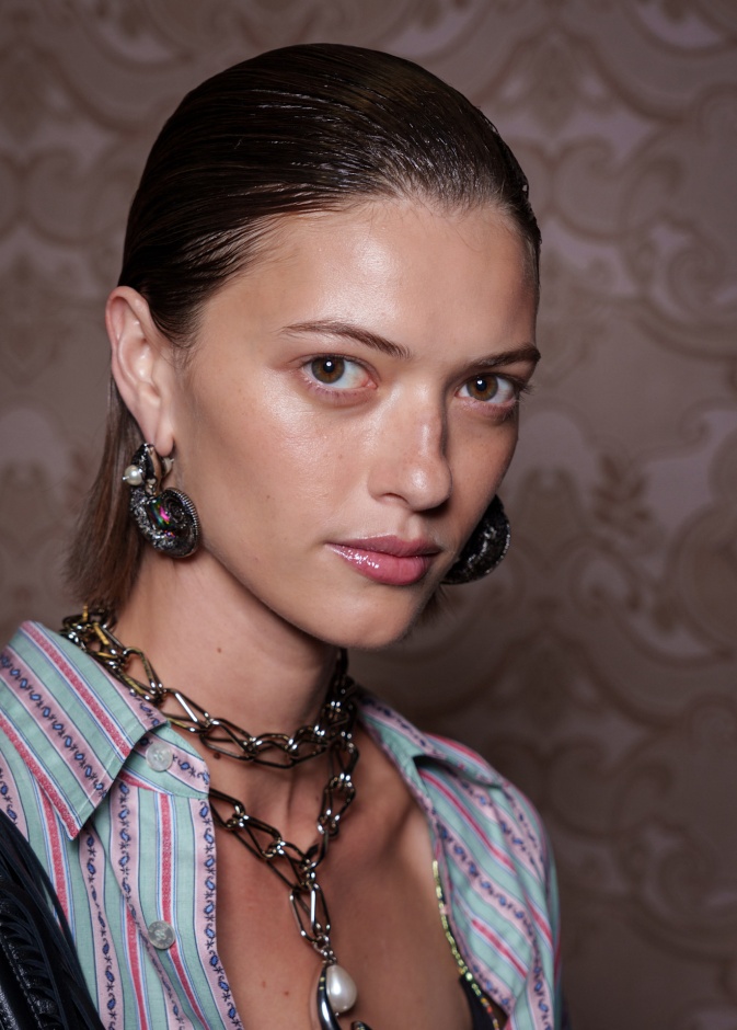 بألوان أحمر الشفاه الجريئة والمشرقة في عروض ميلانو للموضة 2026